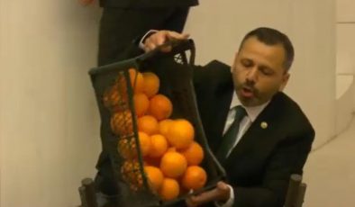 CHP’li Burak Erbay, yanında getirdiği portakalları Meclis kürsüsüne döktü