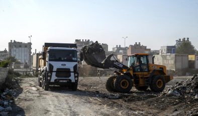 Mersin Büyükşehir, Sorumluluk Alanında Olmayan Bölgeyi İtinayla Temizliyor