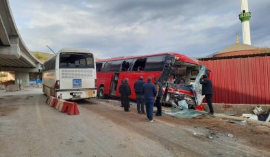 Mersin’de 2 otobüsle 1 otomobil çarpıştı