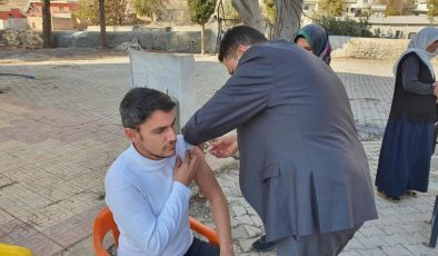 Şanlıurfa’da mobil ekiplerin kırsal mahallerdeki aşı çalışması devam ediyor