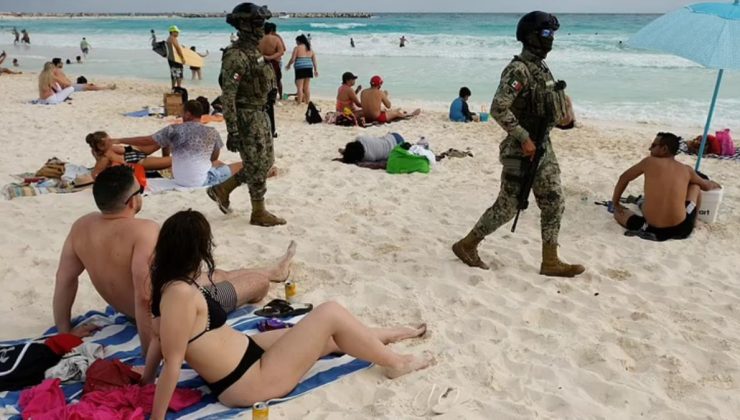 Şiddet olaylarının zirve yaptığı Meksika’da yüzlerce asker turistleri korumak için plajlarda devriye gezmeye başladı