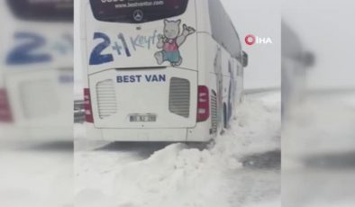 Viranşehir’de 40 kişinin bulunduğu yolcu otobüsü kara saplandı
