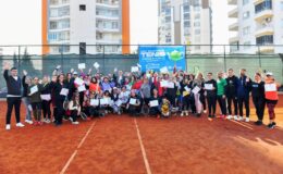 Çay Saatinda Tenis Öğrenen 140 Kadın Sertifikasını Aldı