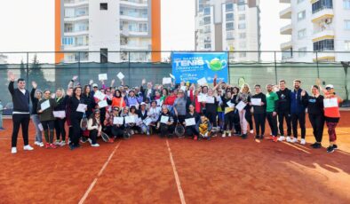 Çay Saatinda Tenis Öğrenen 140 Kadın Sertifikasını Aldı